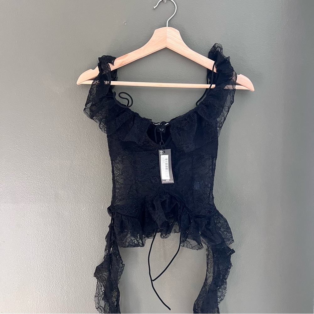 Lace PRETTYLITTLETHING top